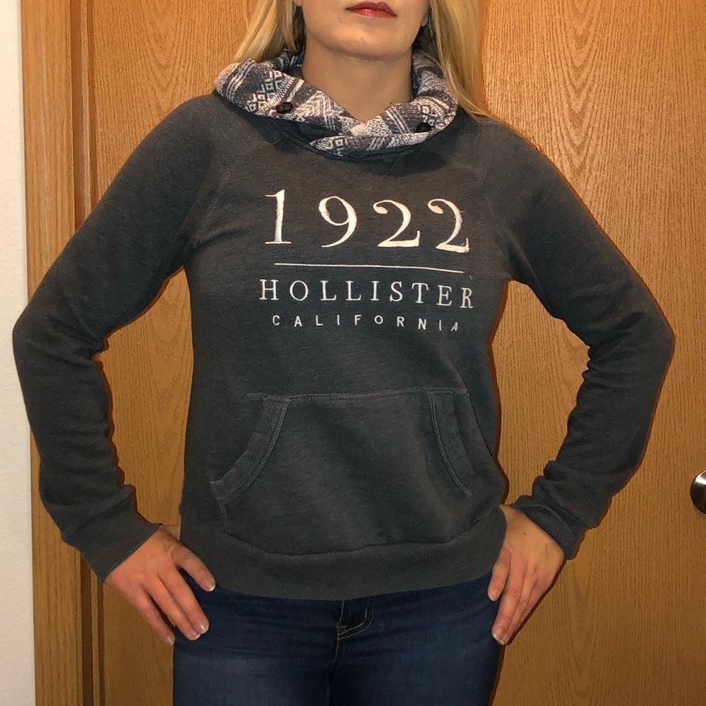 •Hollister Sweatshirt•